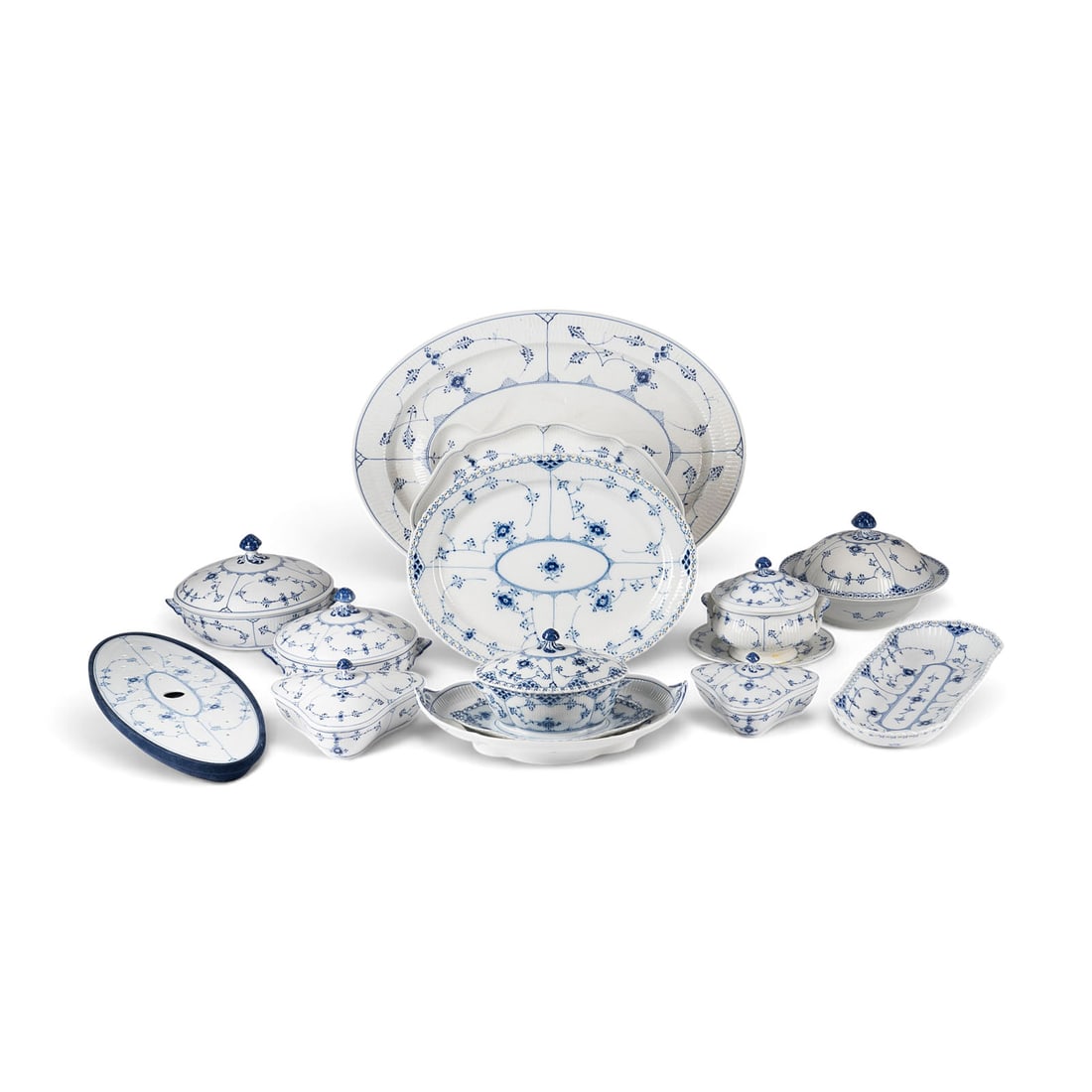 | 14-TEILIGES KONVOLUT 'MUSSELMALET': 14-TEILIGES KONVOLUT 'MUSSELMALET' Daenemark, Royal Copenhagen, 19. Jh. und spaeter Porzellan, Blaumalerei. L. 31-56 cm (Platten). Gruener Manufakturstempel, blaue Wellenmarke, Malerzeichen, Modellnr.