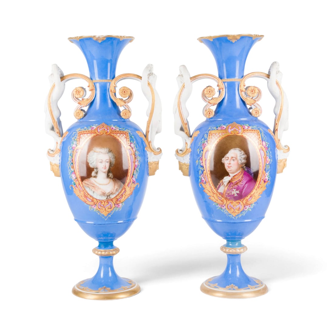 | PAAR PORTRAeRVASEN IM SEVRES-STIL: PAAR PORTRAeRVASEN IM SEVRES-STIL Wohl Deutsch Ende 19. Jh. Porzellan, teilw. Biskuitporzellan, polychrome Malerei, Goldstaffage. H. 53 cm. Aufglasurblaue Pseudo-Marke. Teilw. Goldabrieb.PAAR PORTRAeR