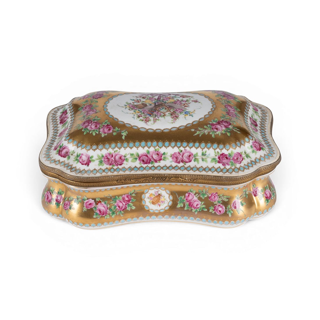 | GROSSE PORZELLANSCHATULLE IM SEVRES-STIL: GROSSE PORZELLANSCHATULLE IM SEVRES-STIL Frankreich, Ende 19. Jh./20. Jh. Porzellan, polychrome Malerei, Goldstaffage. H. 13,5 cm, L. 31 cm, B. 22 cm. Blaue Pseudo-Sevres-Marke, Malernr. Min.