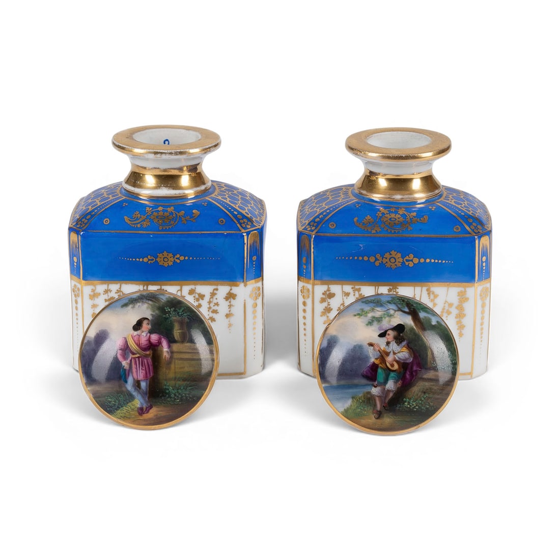 | PAAR PARFUMFLAKONS: PAAR PARFUMFLAKONS Wohl Frankreich, Ende 19. Jh. Porzellan, polychrome Malerei, Goldstaffage, Blaufond. H. 15 cm. Teilw. min. ber.PAAR PARFUMFLAKONS Wohl Frankreich, Ende 19. Jh. Porzellan,