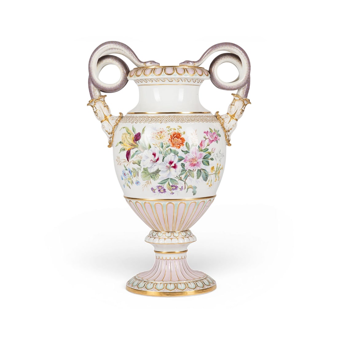 ERNST AUGUST LEUTERITZ (ATTR.) | SCHLANGENHENKELVASE MIT FRUeCHTENDEKOR: ERNST AUGUST LEUTERITZ (ATTR.) 1818 Meissen - 1893 ebenda SCHLANGENHENKELVASE MIT FRUeCHTENDEKOR Deutsch, Meissen, um 1900 Porzellan, polychrome Malerei, Goldstaffage. H. 47,5 cm. Unterglasurblaue