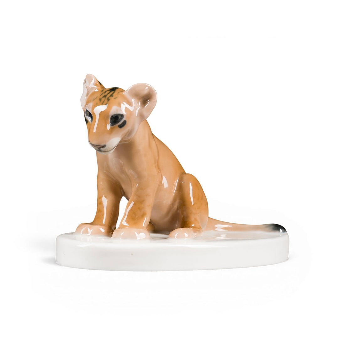 RUDOLF LOeHNER | JUNGE LOeWIN: RUDOLF LOeHNER 1890 Zuckmantel/ Maehren - 1971 Dresden JUNGE LOeWIN Deutsch, Meissen, 1924-1934 (Entwurf 1914) Porzellan, polychrome Malerei. H. 10 cm. Unterglasurblaue Pfeiffer-Marke, Pressnummer,