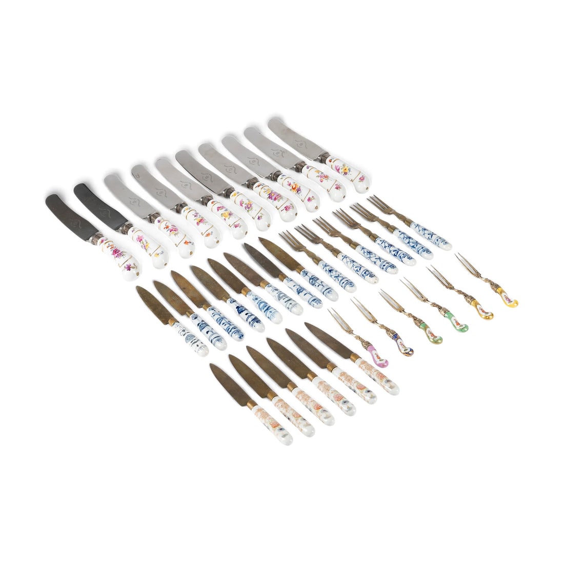 | 36-TEILIGES BESTECK: 36-TEILIGES BESTECK Deutsch, Meissen, Anfang 20. Jh. Porzellangriffe, teilw. 800er Silber, Metall. L. 11,5-15 cm (Gabeln), L. 15,5-22 cm (Messer). Teilw. punziert mit Halbmond, Krone, Firmensignet, Fe
