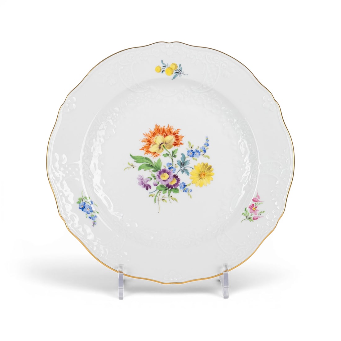 | MEISSENER ESSTELLER MIT BLUMENMALEREI: MEISSENER ESSTELLER MIT BLUMENMALEREI Deutsch, Meissen, 1982 Porzellan, polychrome Malerei, Goldrand. D. 25 cm. Unterglasurblaue Schwertermarke, Press- und Malernummern, Modellnr. '3475', Jahreszeiche