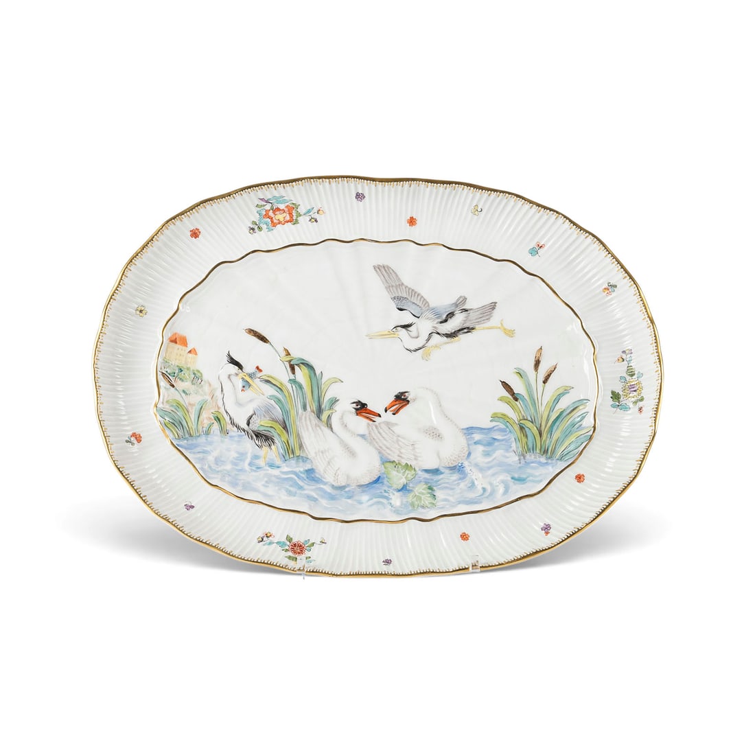 | PLATTE 'SCHWANENSERVICE MIT GOLDRAND': PLATTE 'SCHWANENSERVICE MIT GOLDRAND' Deutsch, Meissen, 1983 Porzellan, polychrome Malerei, Goldstaffage. L. 35 cm. Unterglasurblaue Schwertermarke, Pressnummer, Jahreszeichen, Modellnummer. 4.