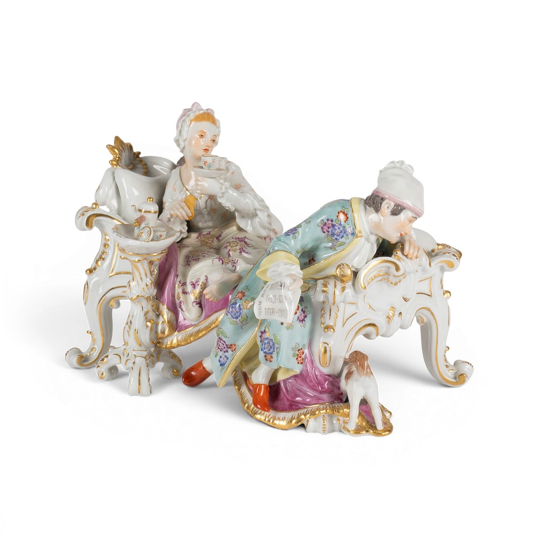 JOHANN JOACHIM KAENDLER | DER ENTDECKTE LIEBHABER: JOHANN JOACHIM KAENDLER 1706 Fischbach/Arnsdorf - 1775 Meissen DER ENTDECKTE LIEBHABER Deutsch, Meissen, 20. Jh. (Entwurf 1771) Porzellan, polychrome Malerei, Goldstaffage. H. 13 cm, L. 18,4 cm. Unter