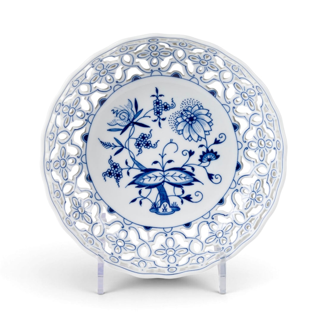 | DURCHBRUCHSCHALE MIT ROSETTEN 'ZWIEBELMUSTER': DURCHBRUCHSCHALE MIT ROSETTEN 'ZWIEBELMUSTER' Deutsch, Meissen, 1984 Porzellan, Blaumalerei. D. 20,5 cm. Unterglasurblaue Schwertermarke, Press- und Malernummer, Jahreszeichen, Modellnr. '54889'. 1. W