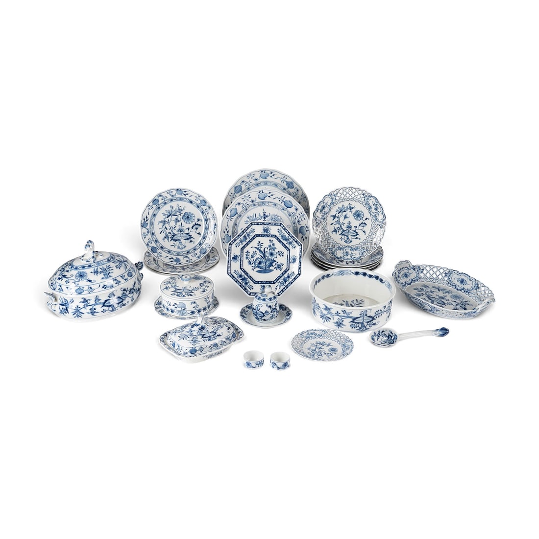 | 21-TEILIGES RESTSERVICE 'ZWIEBELMUSTER': 21-TEILIGES RESTSERVICE 'ZWIEBELMUSTER' Deutsch, Meissen, Porzellan, Blaumalerei. D. 14,5-24,5 cm (Tellern). Unterglasurblaue Schwertermarke (u.a. Knaufschwerter), teilw. Pressnummer und Malernummer, 