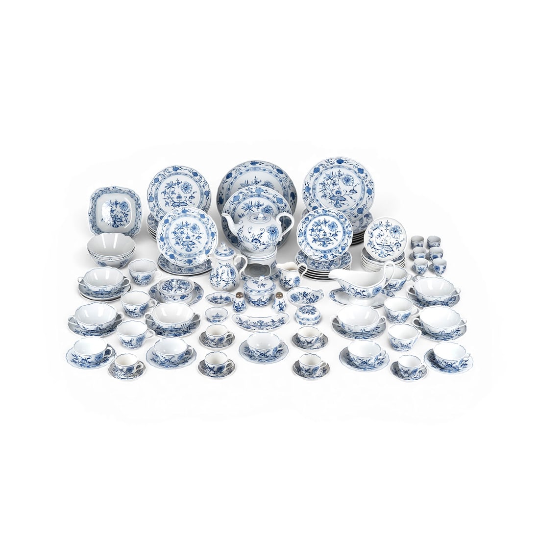 | 94-TEILIGES ZWIEBELMUSTER: 94-TEILIGES ZWIEBELMUSTER Deutsch, Meissen, 20. Jh. Porzellan, Blaumalerei. D. 25 cm (Speiseteller), D. 18 cm (Kuchenteller). Unterglasurblaue Schwertermarke, Pressnummer, Modellnummer. Bestehend aus: