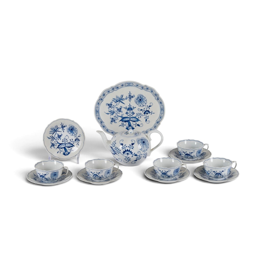 | 13-TEILIGES TEESERVICE 'ZWIEBELMUSTER': 13-TEILIGES TEESERVICE 'ZWIEBELMUSTER' Deutsch, Meissen, 20. Jh. Porzellan, Blaumalerei. L. 27,5 cm (kl. Tablett), H. 12 cm (Teekanne). Unterglasurblaue Schwertermarke, Pressnummer, part. Malernummer,