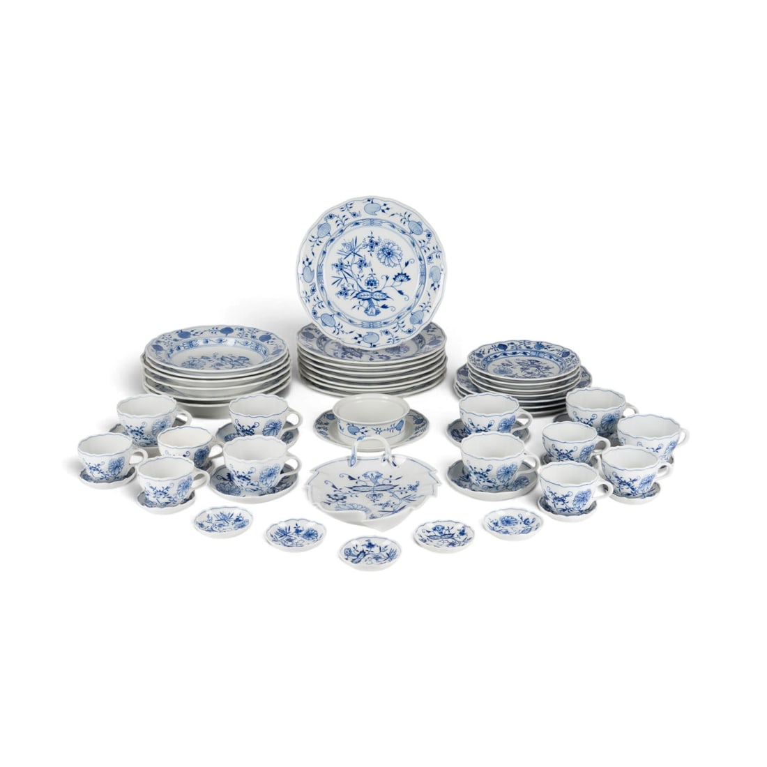 | 54-TEILIGES RESTSERVICE 'ZWIEBELMUSTER': 54-TEILIGES RESTSERVICE 'ZWIEBELMUSTER' Deutsch, Meissen, 20. Jh. Porzellan, Blaumalerei. D. 25 cm (Speiseteller). Unterglasurblaue Schwertermarke, Pressnummer, part. Malernummer, Jahreszeichen, Model