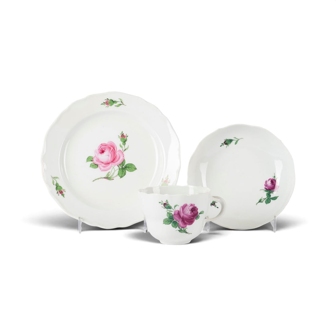 | GEDECK 'ROTE ROSE': GEDECK 'ROTE ROSE' Deutsch, Meissen, 20. Jh. Porzellan, polychrome Malerei. D. 17,5 cm (Kuchenteller), D. 13,8 cm (Untertasse). Unterglasurblaue Schwertermarke, part. Press- und Malerzeichen, Modellnr