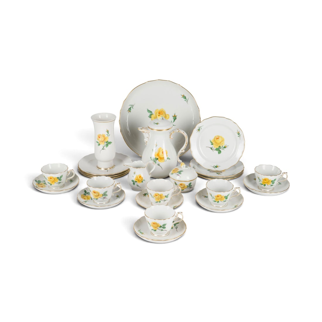| 23-TEILIGES KAFFEESERVICE 'GELBE ROSE': 23-TEILIGES KAFFEESERVICE 'GELBE ROSE' Deutsch, Meissen, 20. Jh. Porzellan, polychrome Malerei, Goldstaffage. H. 22,5 cm, D. 27,5 cm (Kuchenplatte), H. 17,5 cm. Unterglasurblaue Schwertermarke, part. 