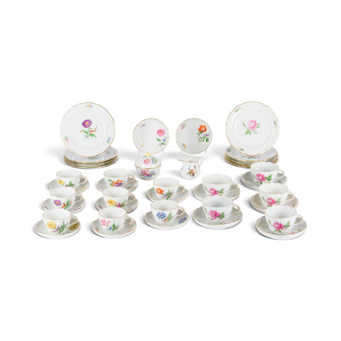 | 39-TEILIGES RESTSERVICE 'BLUMENMALEREI': 39-TEILIGES RESTSERVICE 'BLUMENMALEREI' Deutsch, Meissen, 20. Jh. Porzellan, polychrome Malerei, Goldstaffage. D. 17,5 cm (Kuchenteller), D. 12,8-14,2 cm (Untert. Unterglasurblaue Schwertermarke (einm