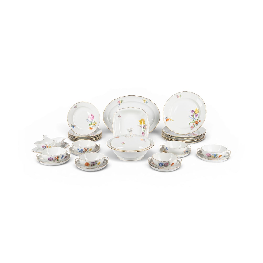 | 28-TEILIGES ESSERVICE 'DEUTSCHE BLUME': 28-TEILIGES ESSERVICE 'DEUTSCHE BLUME' Deutsch, Meissen, 20. Jh. Porzellan, polychrome Malerei, Goldstaffage. D. 25 cm (Speiseteller), L. 35,5 cm (Platte). Unterglasurblaue Schwertermarke, Press- und 