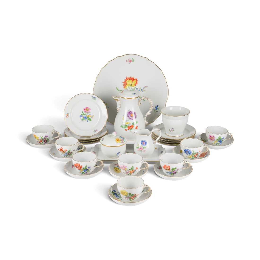 | 30-TEILIGES KAFFEESERVICE MIT BLUMENMALEREI: 30-TEILIGES KAFFEESERVICE MIT BLUMENMALEREI Deutsch, Meissen, 20. Jh. Porzellan, polychrome Malerei, Goldstaffage. H. 10 cm (Cachepot), H. 24,5 cm (Kaffeekanne), L.. Unterglasurblaue Schwertermarke, p