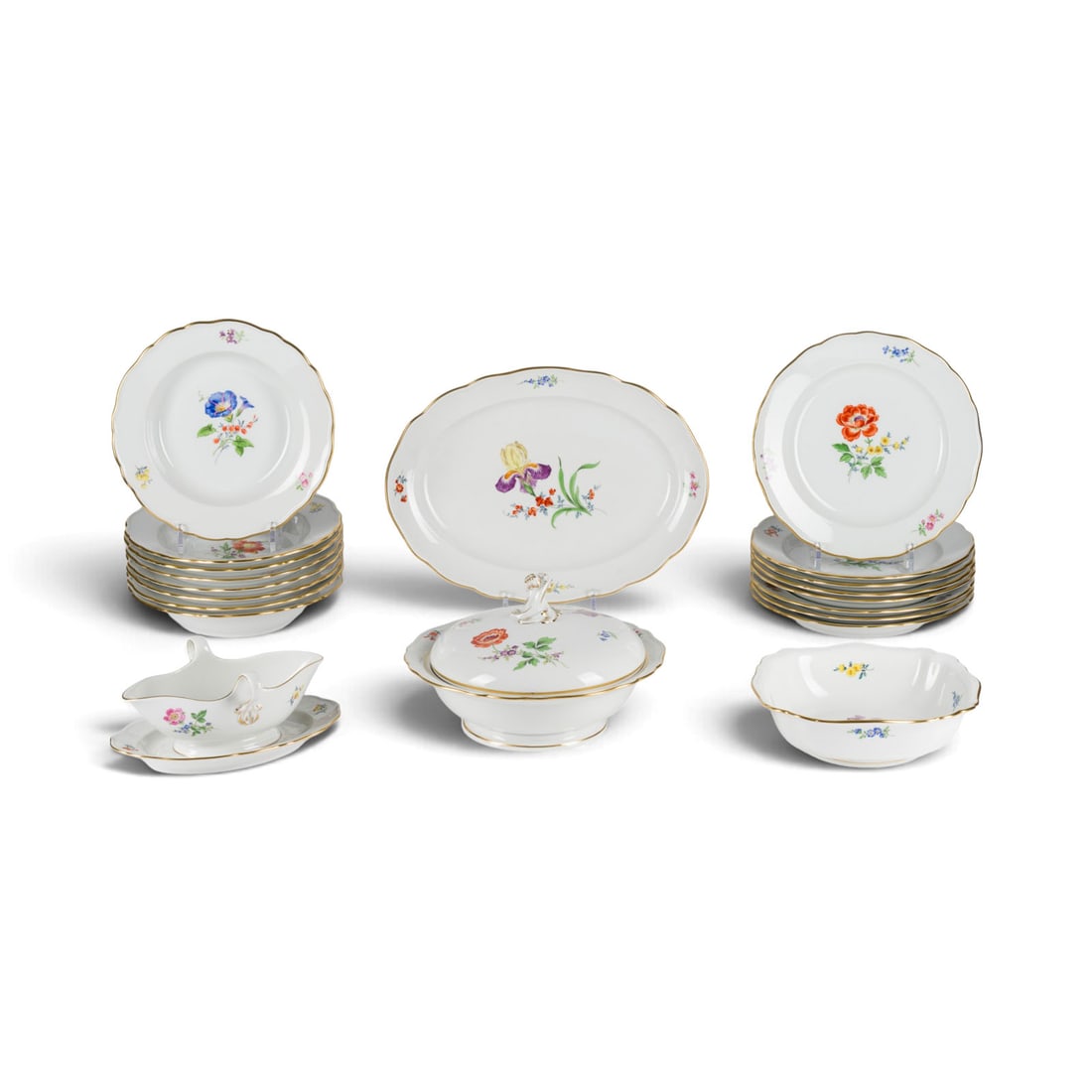 | 20-TEILIGES 'BLUMENMALEREI': 20-TEILIGES 'BLUMENMALEREI' Deutsch, Meissen, 20. Jh. Porzellan, polychrome Malerei, Goldstaffage. L. 36 cm (Platte), D. 24,5-25 cm (Teller). Unterglasurblaue Schwertermarke, Press- und Malernummer, J