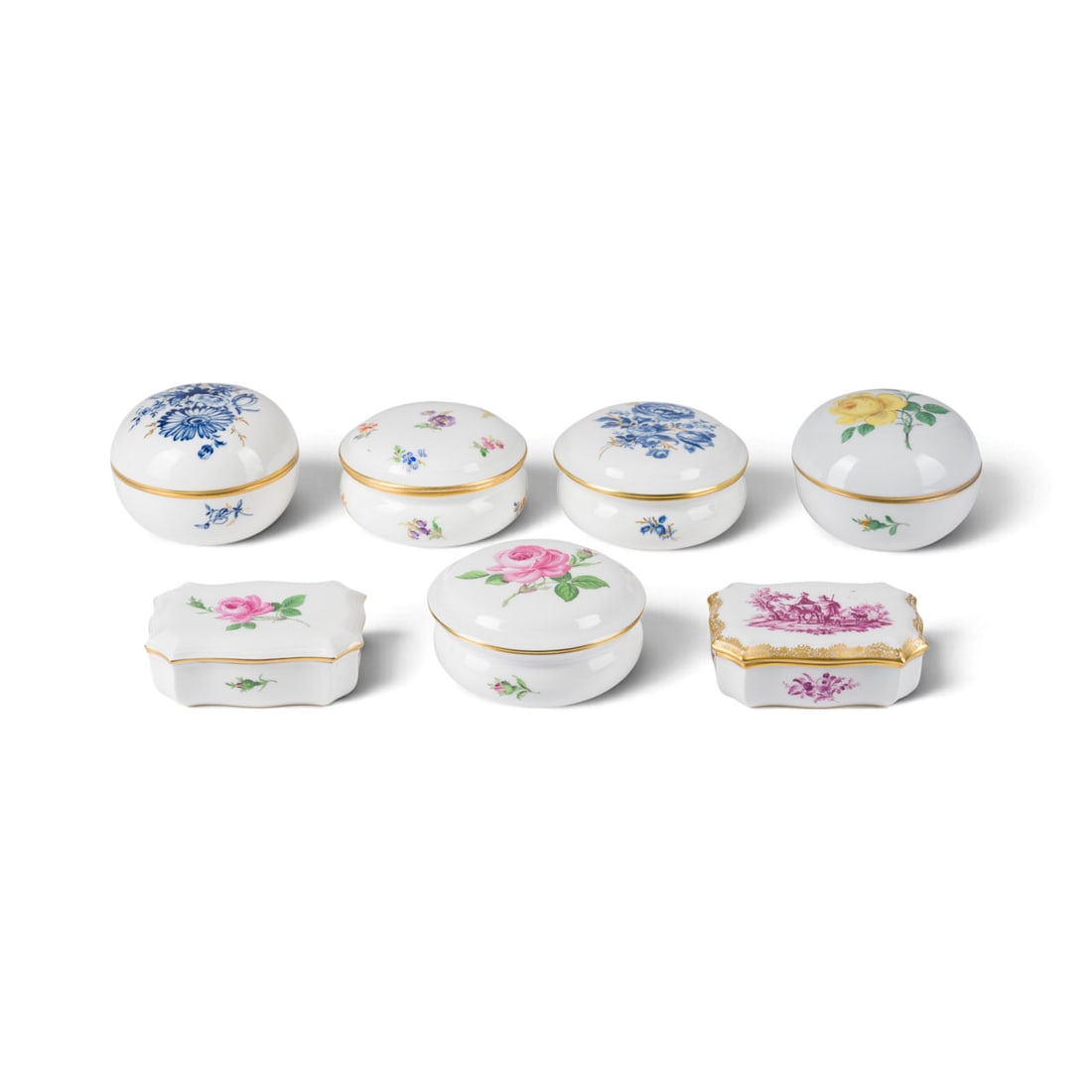 | SIEBENTEILIGES DECKELDOSEN-KONVOLUT: SIEBENTEILIGES DECKELDOSEN-KONVOLUT Deutsch, Meissen, 20. Jh. Porzellan, polychrome Malerei, Goldstaffage. D. 9-9,8 cm, L. 9,5 cm. Unterglasurblaue Schwertermarke (einmal Knaufschwerter), teilw. Press