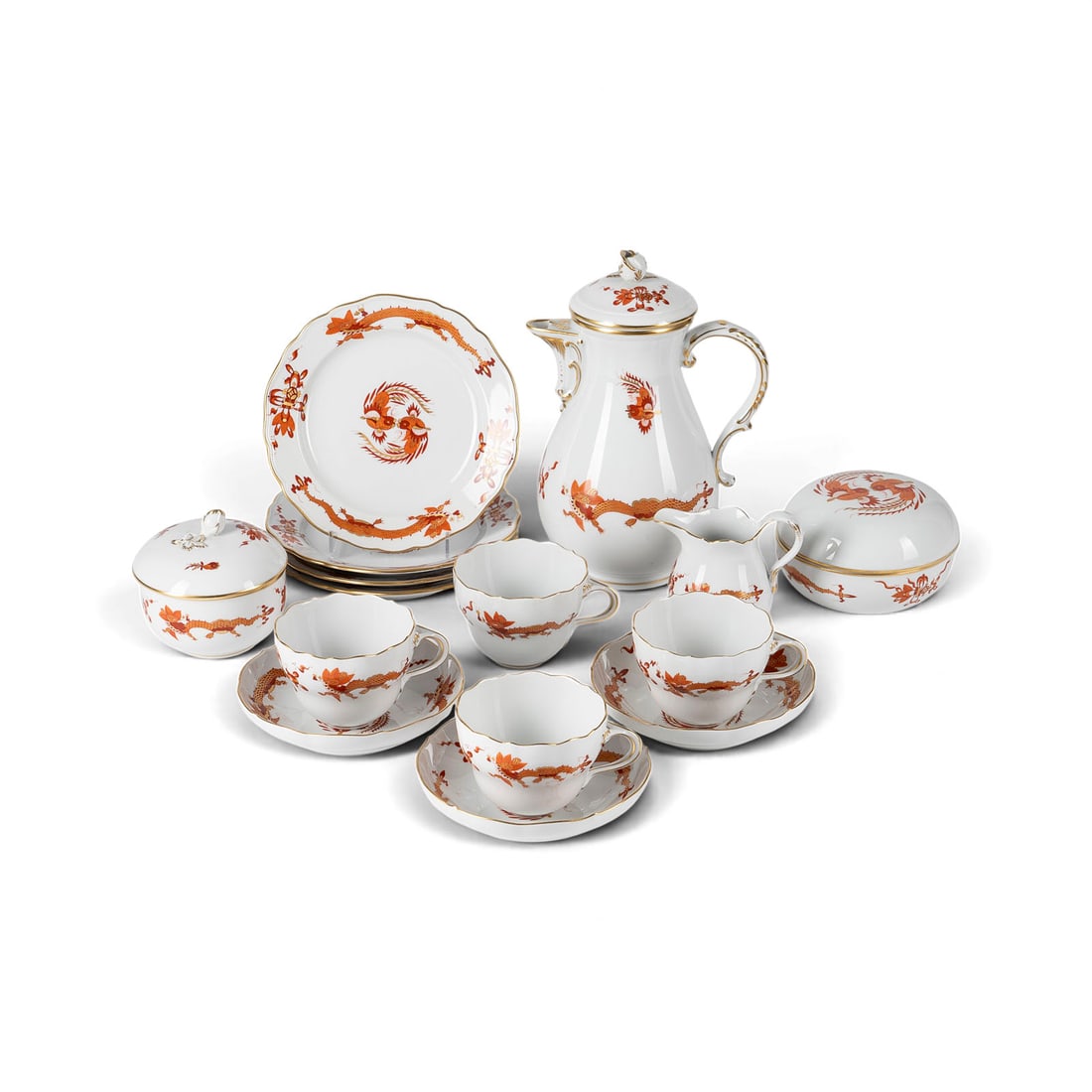 | 15-TEILIGES KAFFEESERVICE 'ROTER HOFDRACHE': 15-TEILIGES KAFFEESERVICE 'ROTER HOFDRACHE' Deutsch, Meissen, 20. Jh. Porzellan, Camaieumalerei in Rot, Goldstaffage. D. 17,5 cm (Kuchenteller), H. 24,5 cm (Kaffeekanne. Unterglasurblaue Schwertermark