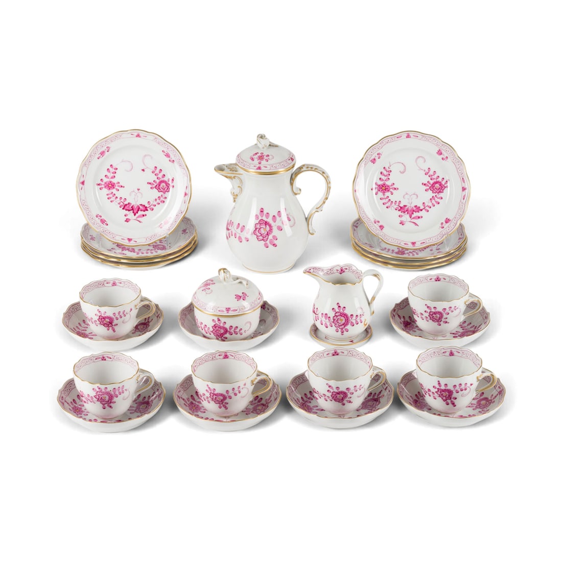 | 25-TEILIGES MOKKASERVICE 'INDISCHE BLUMENMALEREI': 25-TEILIGES MOKKASERVICE 'INDISCHE BLUMENMALEREI' Deutsch, Meissen, 20. Jh. Porzellan, Aufglasurdekor in Purpur, Goldstaffage. H. 18 cm (Mokkakanne), D. 13,5 cm (Kuchenteller). Unterglasurblaue