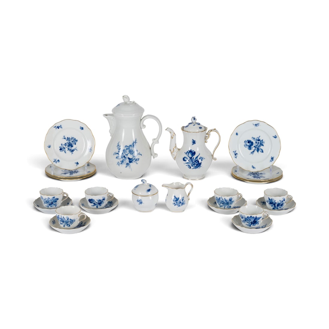 | 22-TEILIGES MOKKASERVICE 'BLAUE BLUME': 22-TEILIGES MOKKASERVICE 'BLAUE BLUME' Deutsch, Meissen, 20. Jh. Porzellan, Blaumalerei, teilw. Goldrand. H. 21-27 cm (Kanne), D. 15,5 cm (Teller). Unterglasurblaue Schwertermarke (teilw.