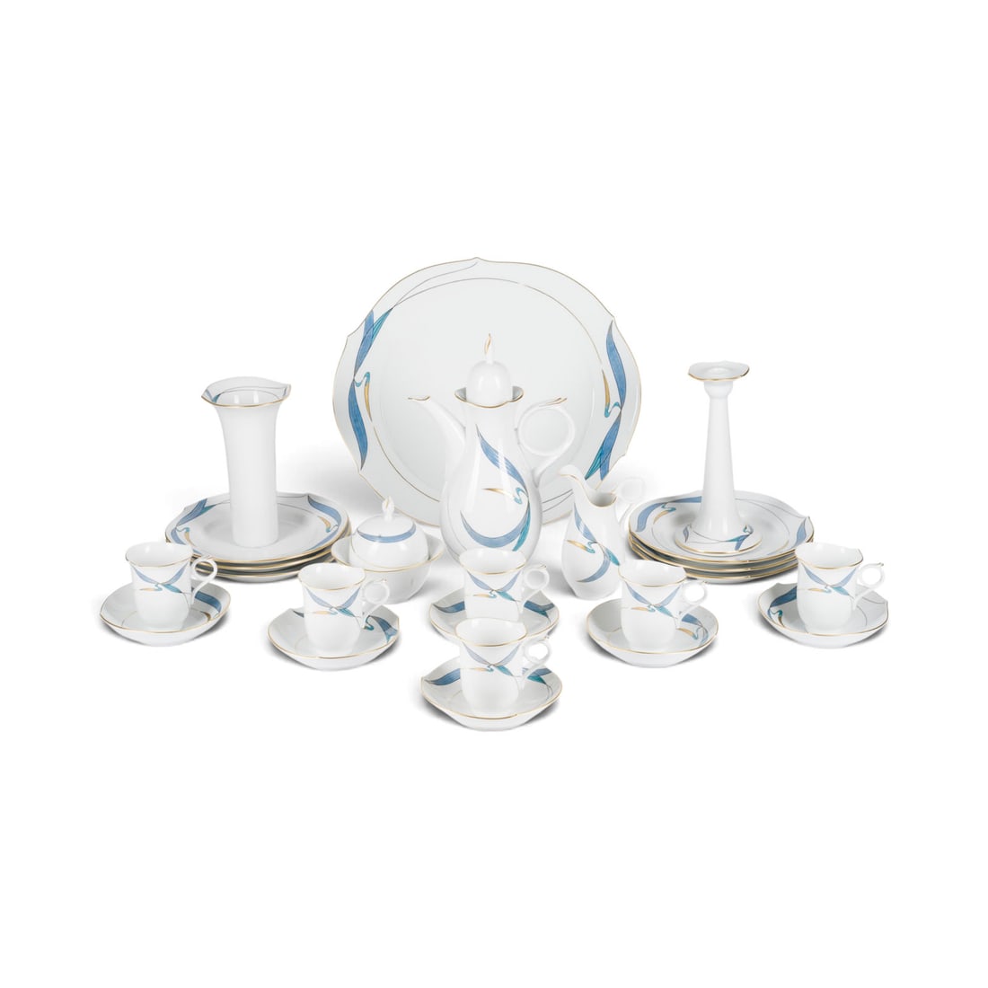 | 24-TEILIGES KAFFEESERVICE WELLENSPIEL 'WASSERVOeGEL TUeRKIS': 24-TEILIGES KAFFEESERVICE WELLENSPIEL 'WASSERVOeGEL TUeRKIS' Deutsch, Meissen, 20. Jh. Porzellan, polychrome Malerei, Goldstaffage. L. 38 cm (Kuchenplatte). Unterglasurblaue Schwertermarke, Press-