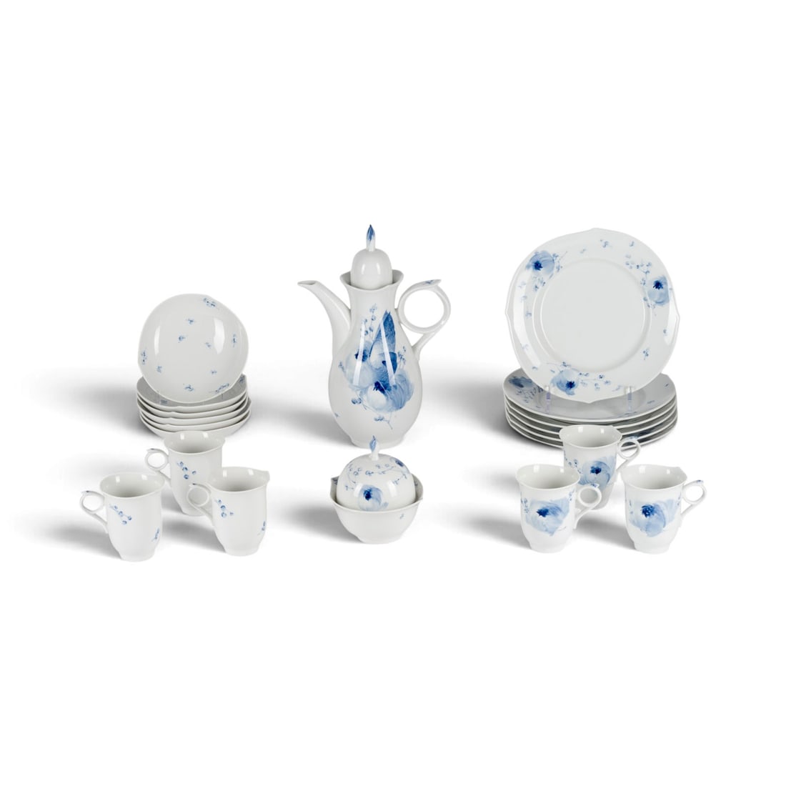 | 20-TEILIGES KAFFEESERVICE 'BLUeTENZAUBER': 20-TEILIGES KAFFEESERVICE 'BLUeTENZAUBER' Deutsch, Meissen, 20. Jh. Porzellan, Blaumalerei. D. 14,3 cm (Untertasser), H. 30 cm (Kaffeekanne),. Unterglasurblaue Schwertermarke, Press- und Malernummer, 