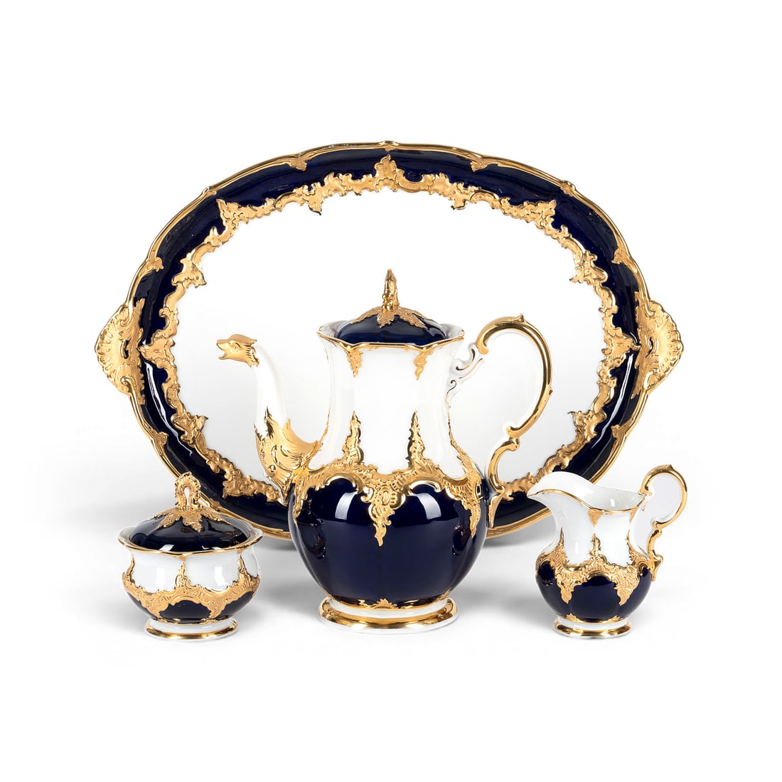 | VIERTEILIGES KAFFEE-GARNITUR 'B-FORM': VIERTEILIGES KAFFEE-GARNITUR 'B-FORM' Deutsch, Meissen, 20. Jh. Porzellan, teilweise kobaltblauer Fond, glaenzende und matte Goldstaffage. L. 45 cm (mit Henkel), H. 11,8 cm (Milchkaennchen),.
