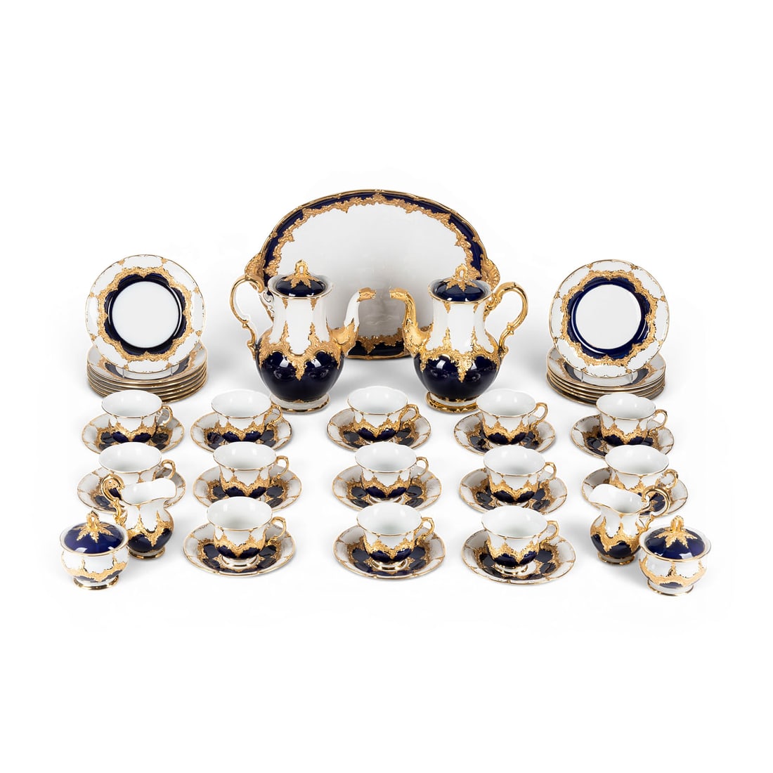 | 46-TEILIGES PRUNKVOLLES KAFFEESERVICE B-FORM: 46-TEILIGES PRUNKVOLLES KAFFEESERVICE B-FORM Deutsch, Meissen, 20. Jh. Porzellan, teilweise kobaltblauer Fond, glaenzende und matte Goldstaffage. L. 44 cm (Tablett mit Henkel), D. 16,2 cm (Unterta.
