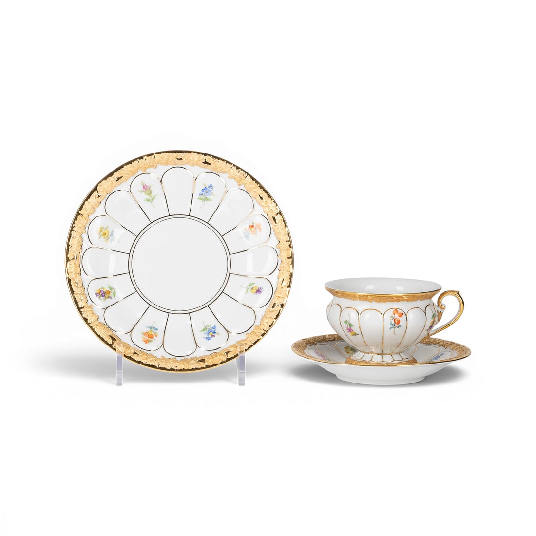 | KAFFEEGEDECK X-FORM MIT STREUBLUeMCHEN: KAFFEEGEDECK X-FORM MIT STREUBLUeMCHEN Deutsch, Meissen, 20. Jh. Porzellan, polychrome Malerei, Goldstaffage. D. 15,4-19 cm (Teller), H. 7 cm (Tasse). Unterglasurblaue Schwertermarke, Press- und