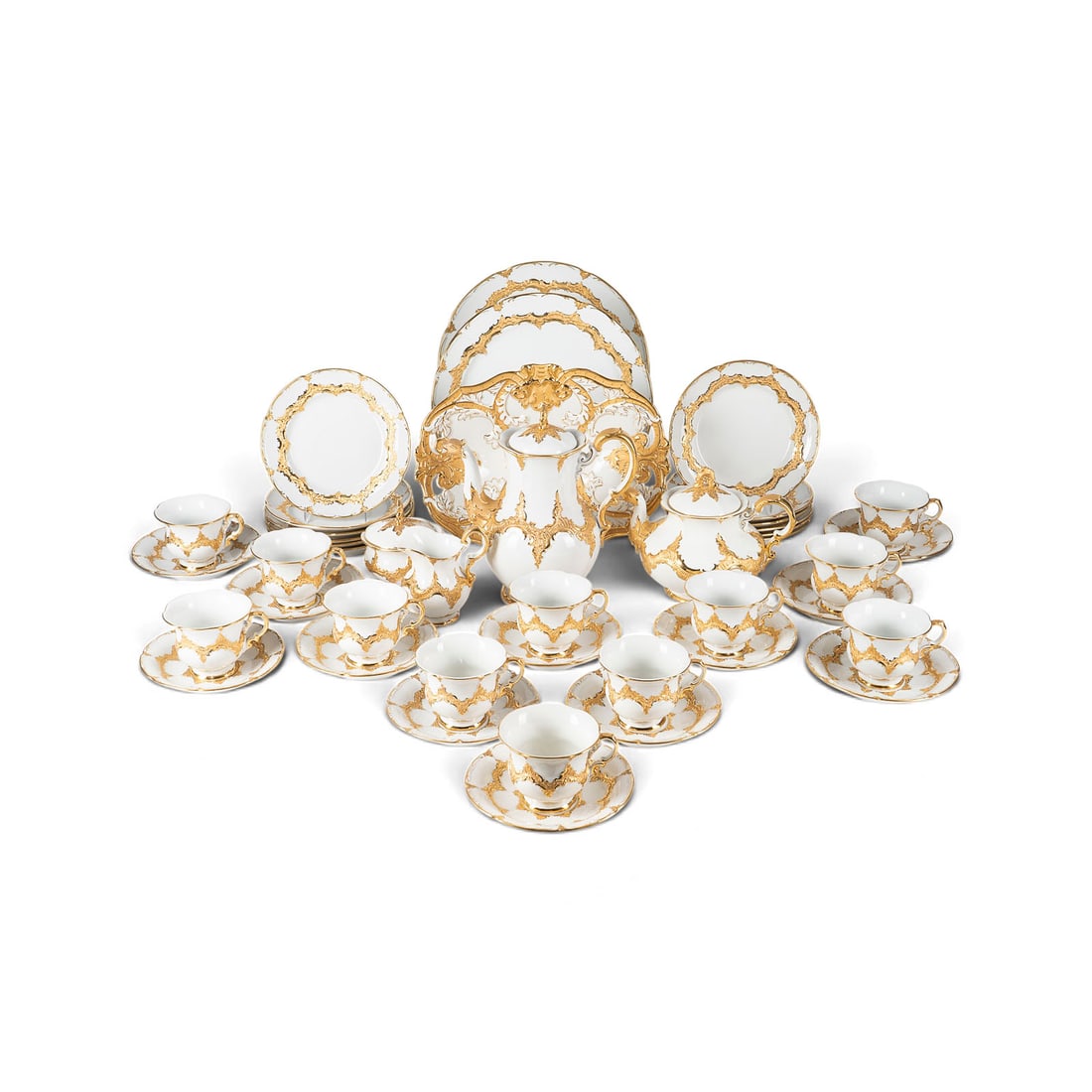| 42-TEILIGES PRUNKSERVICE 'B-FORM': 42-TEILIGES PRUNKSERVICE 'B-FORM' Deutsch, Meissen, 20. Jh. Porzellan, glaenzende und matte Goldstaffage. H. 25,5 cm (Kaffeekane), H. D. 30,5 cm (Kuchenplat. Unterglasurblaue Schwertermarke, Press-
