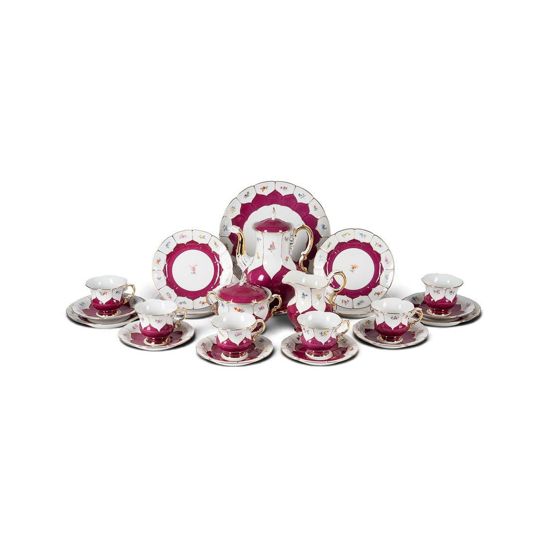 | 22-TEILIGES PRUNKSERVICE MIT STREUBLUeMCHEN: 22-TEILIGES PRUNKSERVICE MIT STREUBLUeMCHEN Deutsch, Meissen, 2. Haelfte 20. Jh. Porzellan, teilweise Purpurfond, polychrome Malerei, Goldstaffage. H. 26 cm (Kaffeekanne), D. 25,5 cm (Kuchenplatte). U