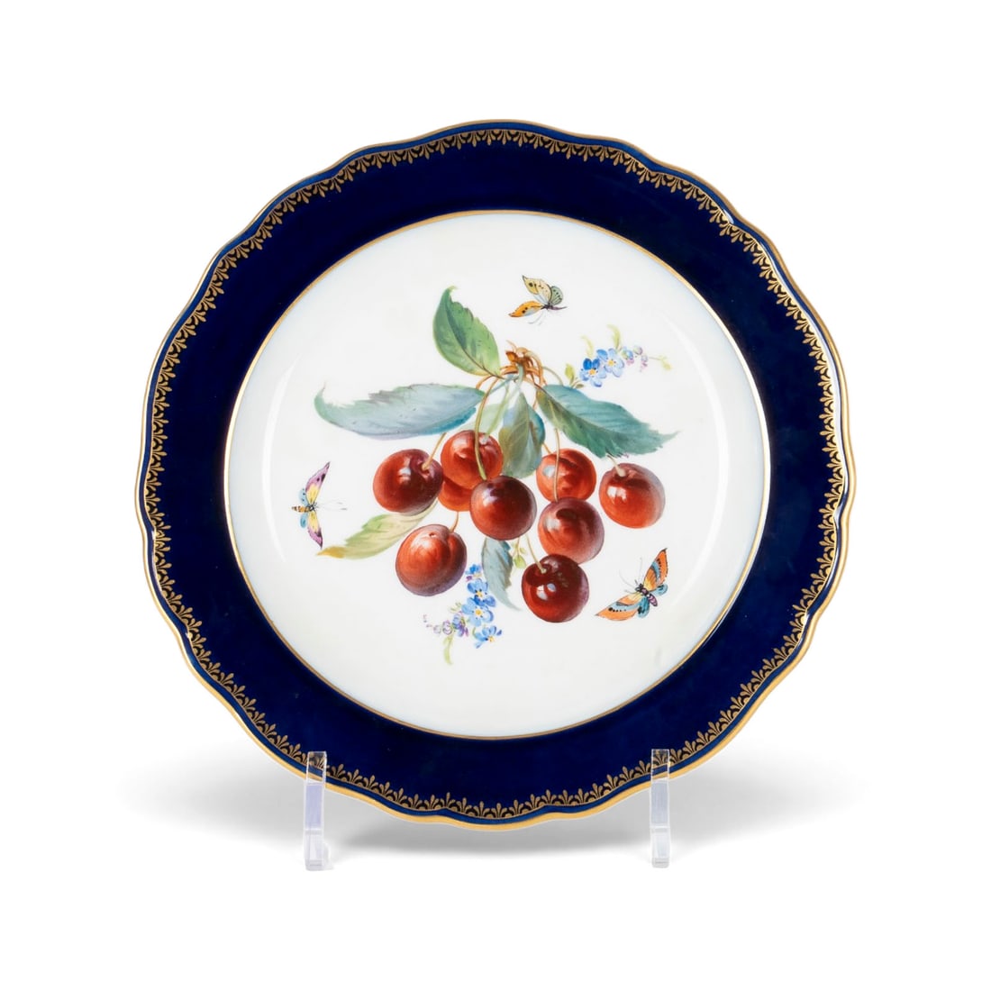 | TELLER 'KIRSCHEN MIT INSEKTEN': TELLER 'KIRSCHEN MIT INSEKTEN' Deutsch, Meissen, 20. Jh. Porzellan, polychrome Malerei, teilweise kobaltblauer Fond, dezente Goldstaffage. H. 21,3 cm. Unterglasurblaue Schwertermarke, Pressnummer, Ver