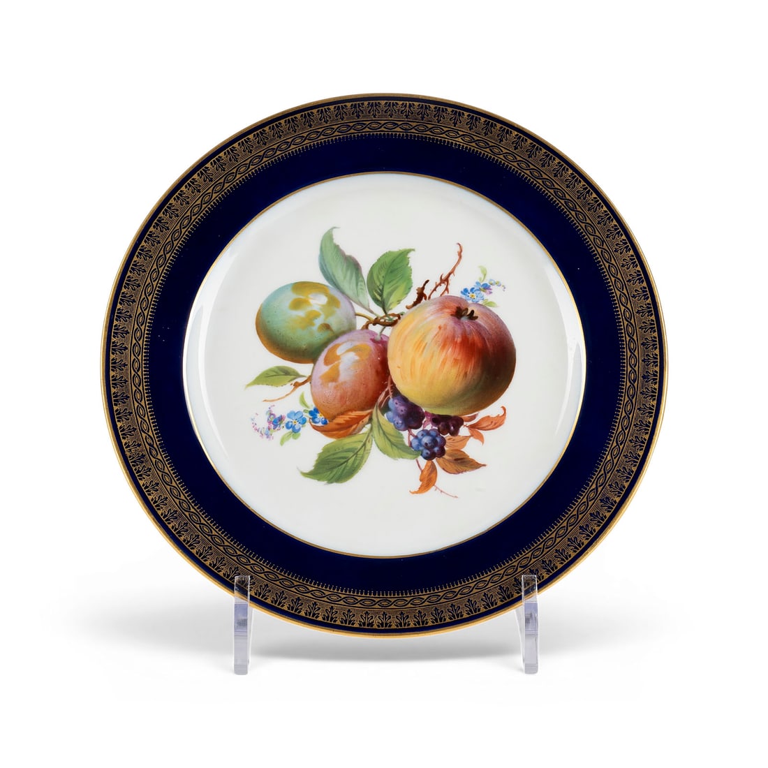 | TELLER MIT OBSTDEKOR: TELLER MIT OBSTDEKOR Deutsch, Meissen, 20. Jh. Porzellan, polychrome Malerei, teilweise kobaltblauer Fond, dezente Goldstaffage. D. 20,8 cm. Unterglasurblaue Schwertermarke, Press- und Malernummer,