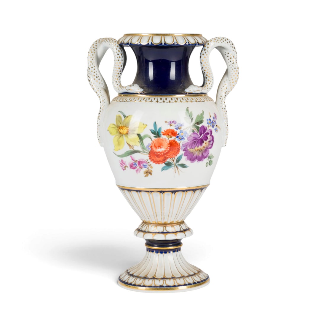 | SCHLANGENHENKELVASE MIT BLUMENMALEREI: SCHLANGENHENKELVASE MIT BLUMENMALEREI Deutsch, Meissen, 20. Jh. Porzellan, teilweise Kobaltblaufond, polychrome Malerei, Goldstaffage. H. 27 cm. Unterglasurblaue Schwertermarke, Pressnumer, Modellnr.