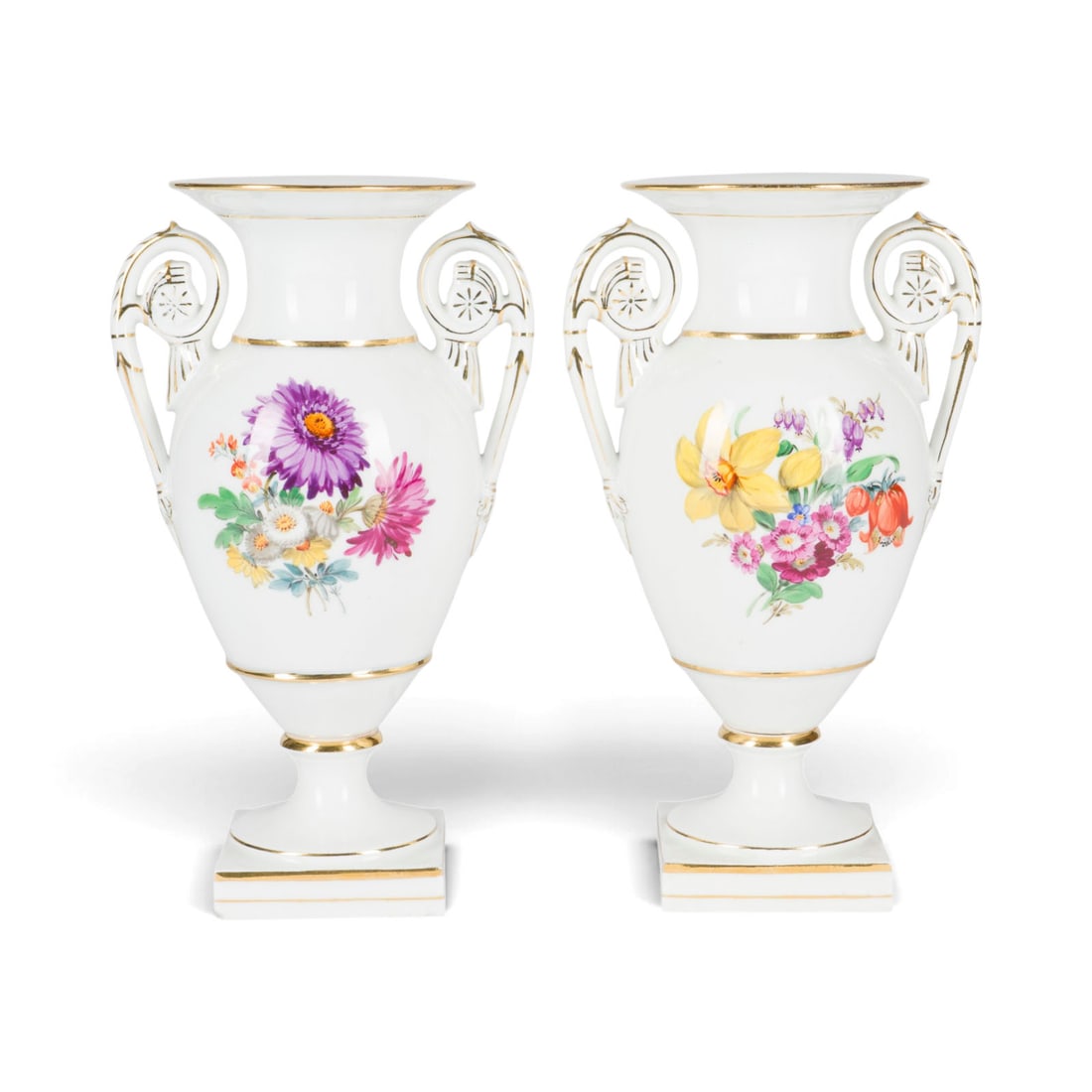 | ZWEI AMPHORENVASEN 'BLUMENMALEREI': ZWEI AMPHORENVASEN 'BLUMENMALEREI' Deutsch, Meissen, 20. Jh. Porzellan, polychrome Malerei, Goldstaffage. H. 22,5 cm. Unterglasurblaue Schwertermarke, Press- und Malernummer, Modellnummern 'U70'
