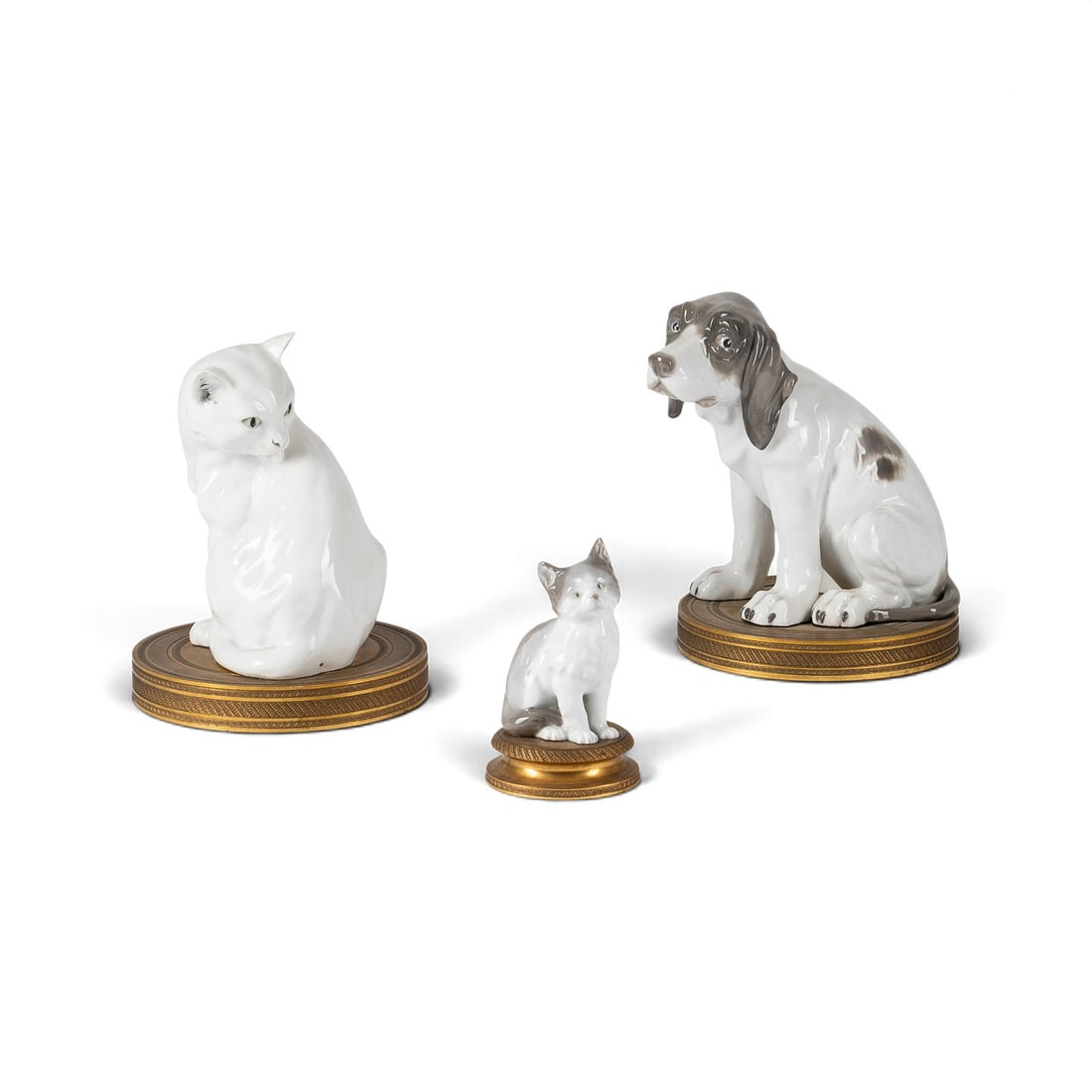 | DREI PORZELLANFIGUREN: DREI PORZELLANFIGUREN 20. Jh. Porzellan, polychrome Malerei, Metall. H. 11,5-20 cm. Bestehend aus: 2 Kaetzen und 1 Hund.DREI PORZELLANFIGUREN 20. Jh. Porzellan, polychrome Malerei, Metall. H. 11,5-20