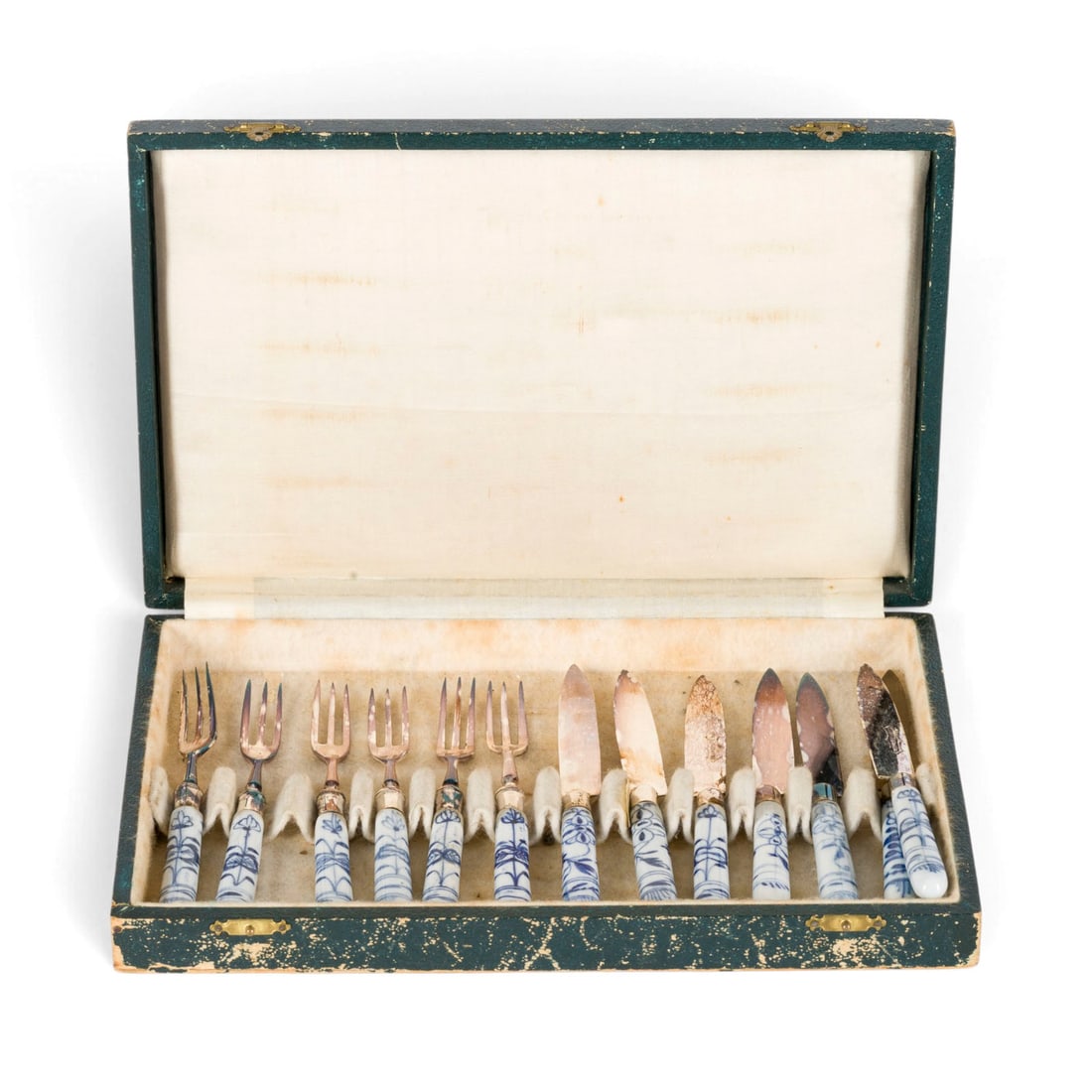 | 25-TEILIGES DESSERTBESTECK MIT ZWIEBELMUSTER: 25-TEILIGES DESSERTBESTECK MIT ZWIEBELMUSTER Deutsch, 20. Jh. Porzellan, Blaumalerei, versilbert, Stahl. L. ca. 15 cm (Gabeln), L. ca. 15 cm (Messer). Jewals mit Originalbox. Bestehend aus: 13