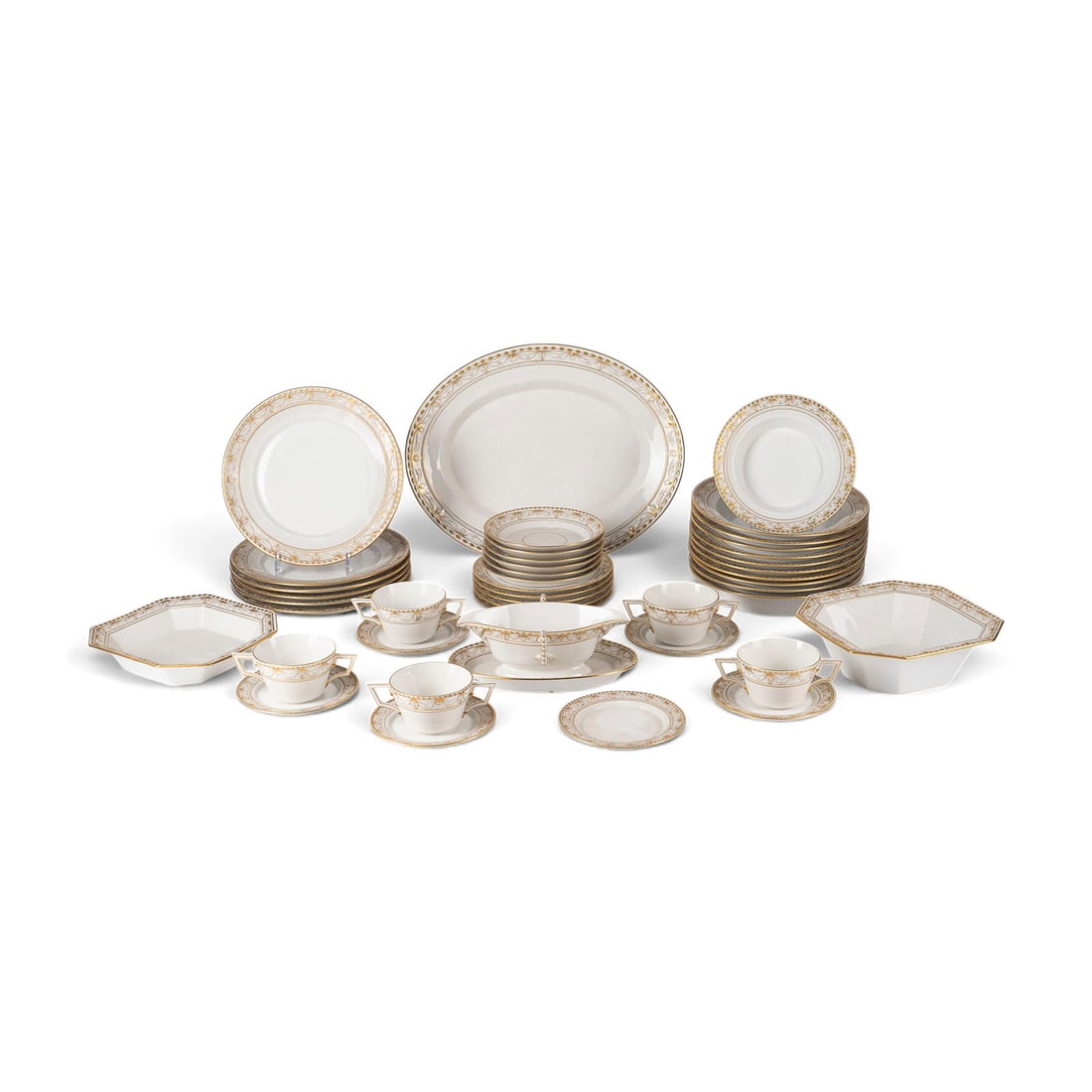 | 43-TEILIGES SPEISESERVICE 'KURLAND': 43-TEILIGES SPEISESERVICE 'KURLAND' Deutsch, KPM, 2. Haelfte 20. Jh. Porzellan, Goldstaffage. L. 40,5 cm (Platte). Unterglasurblaue Zeptermarke, gruener Reichsapfel, Pinselzeichen. Bestehend aus: 1