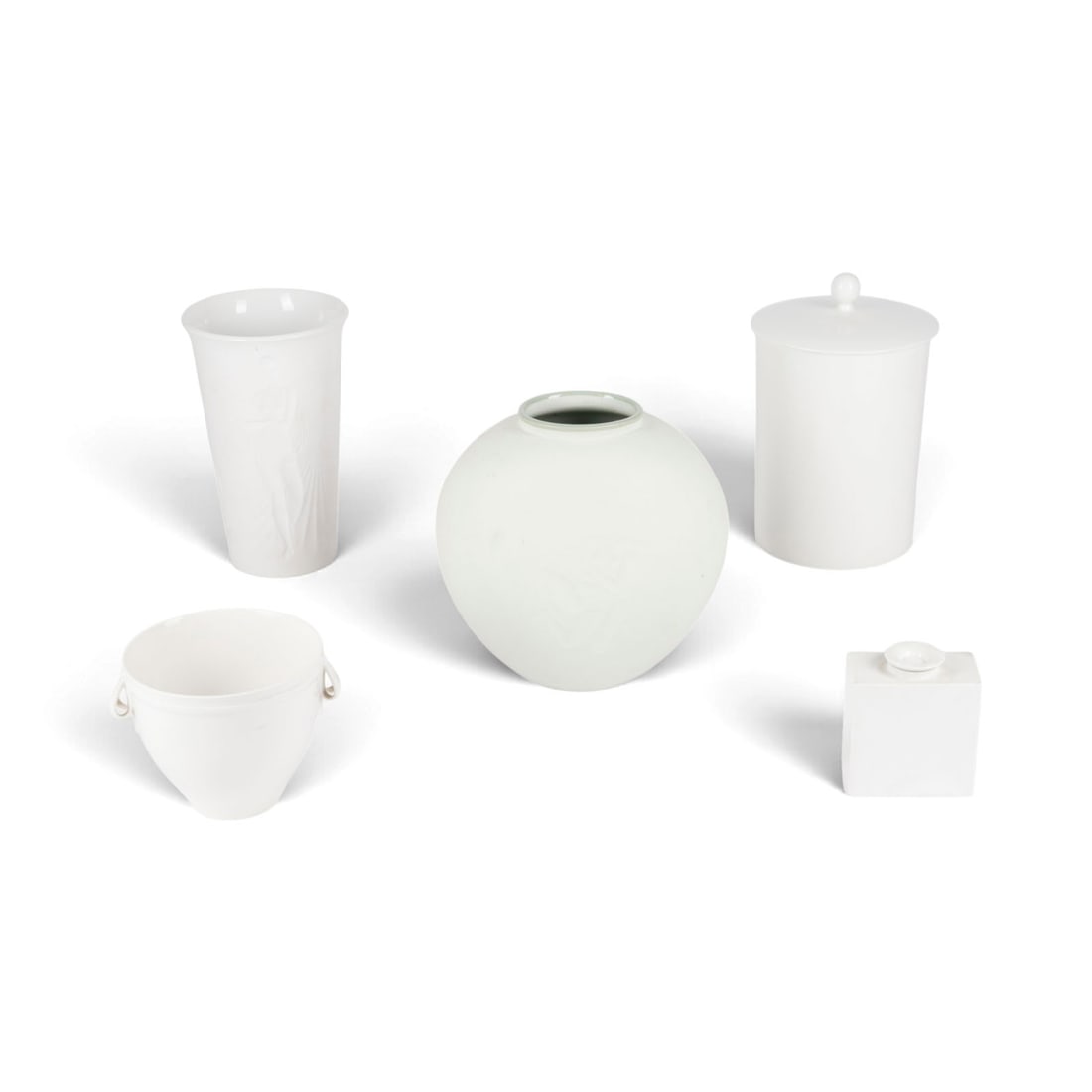 | FUeNFTEILIGES PORZELLANKONVOLUT KPM: FUeNFTEILIGES PORZELLANKONVOLUT KPM Deutsch, KPM Berlin, 20. Jh. Porzellan, teilw. glasiert. H. 10-25 cm. Unterglasurblaue Zeptermarke. Bestehend aus: Vase 'Liebespaar und Mond' von Siegmund Schuetz