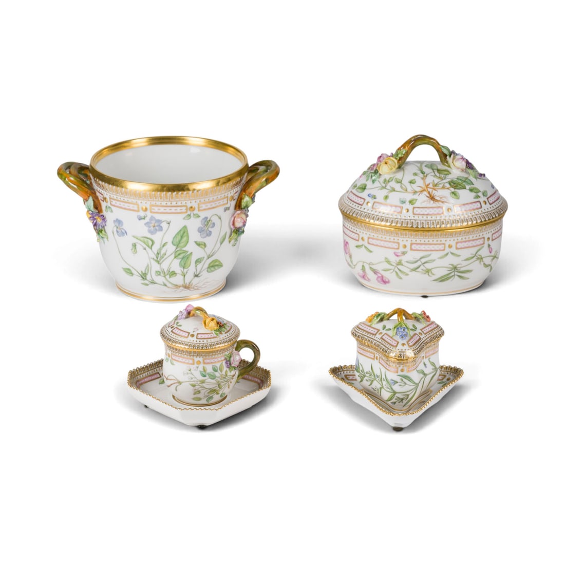 | VIERTEILIGES KONVOLUT 'FLORA DANICA': VIERTEILIGES KONVOLUT 'FLORA DANICA' Daenemark, Royal Copenhagen, ab 1980 Porzellan, polychrome Malerei, Goldstaffage. H. 12,5 cm (Cachepot), H. 14 cm (Terrine). Unterglasurblaue Wellenmarke, gruener 
