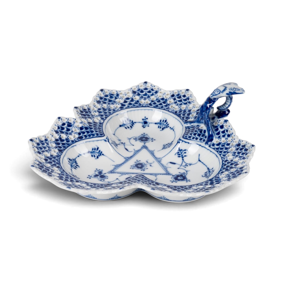 | ANBIETSCHALE 'MUSSELMALET - DOPPELSPITZE': ANBIETSCHALE 'MUSSELMALET - DOPPELSPITZE' Daenemark, Royal Copenhagen, 1980-1984 Porzellan, Blaumalerei. 23,2x22,6 cm. Blaue Wellenmarke, gruener Manufakturstempel, Malerzeichen, Modellnr. '1077'.