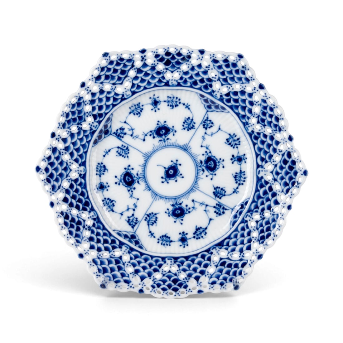 | TELLER 'MUSSELMALET-DOPPELSPITZE': TELLER 'MUSSELMALET-DOPPELSPITZE' Daenemark, Royal Copenhagen, 1982-1984 Porzellan, Blaumalerei. D. 21 cm. Blaue Wellenmarke, gruener Manufakturstempel, Malerzeichen, Modellnr. '1094'. 1. Wahl.TELLER