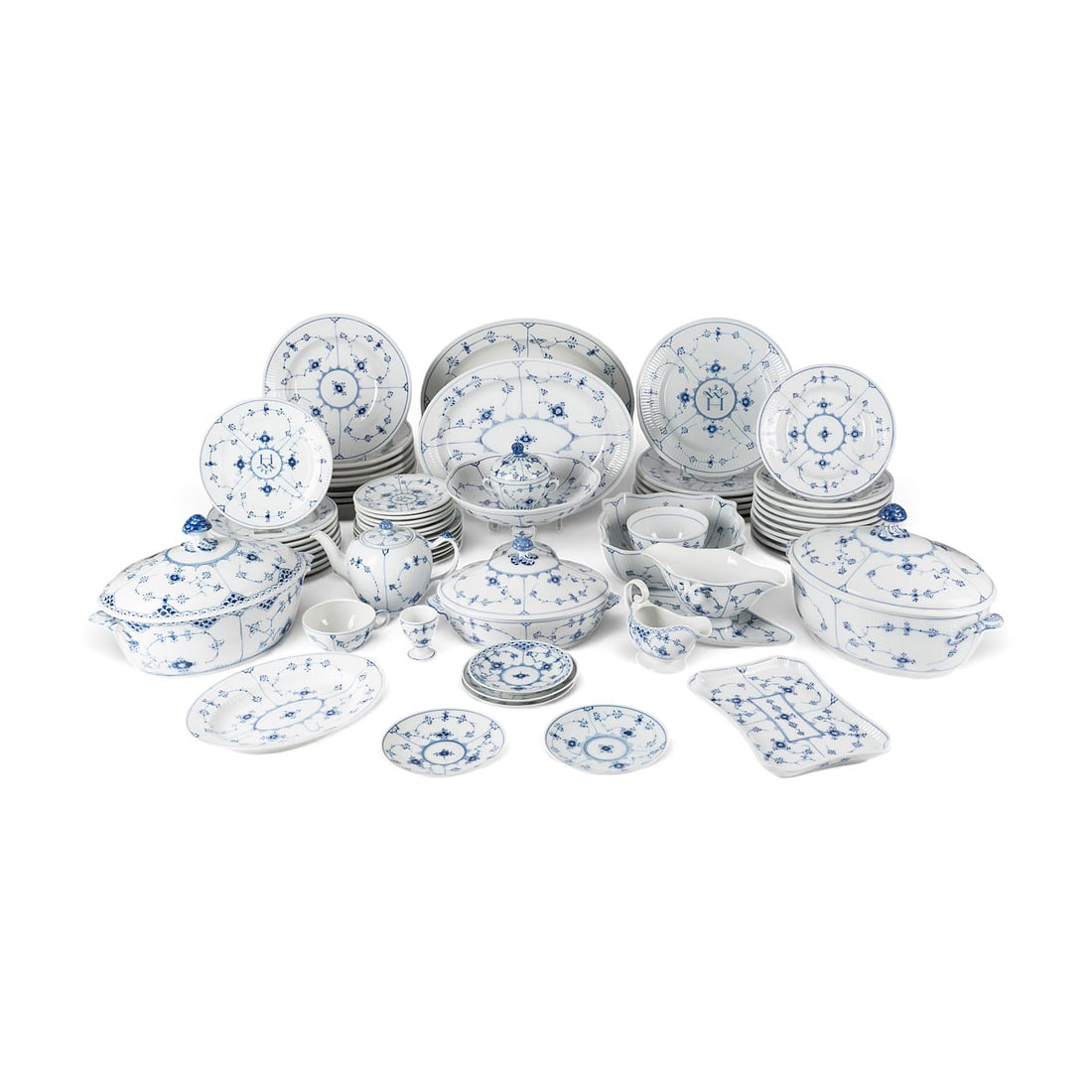 | 66-TEILIGES RESTSERVICE 'MUSSELMALET GERIPPT': 66-TEILIGES RESTSERVICE 'MUSSELMALET GERIPPT' Daenemark, Royal Copenhagen, Bing & Groendahl, 20. Jh. Porzellan, Blaumalerei. L. 24 cm (Tablett), L. 35-36,5 cm (Schale). Unterglasurblaue Wellenmarke,
