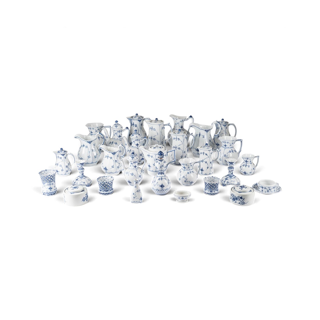 | 28-TEILIGES PORZELLAN-KONVOLUT 'MUSSELMALET': 28-TEILIGES PORZELLAN-KONVOLUT 'MUSSELMALET' Daenemark, Royal Copenhagen, 20. Jh. Porzellan, Blaumalerei. H. 12,5 cm (Kerzenhalter), H. 11 cm (Vasen). Gruene Manufakturmarke, blaue Wellenmarke,