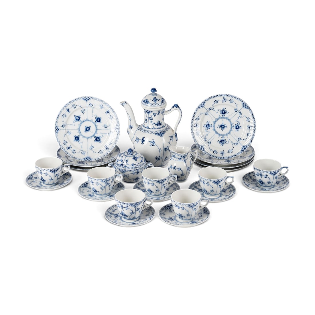 | 24-TEILIGES KAFFEESERVICE 'MUSSELMALET - HALBSPITZE': 24-TEILIGES KAFFEESERVICE 'MUSSELMALET - HALBSPITZE' Daenemark, Royal Copenhagen, 20. Jh. Porzellan, Blaumalerei. H. 24,5 cm (Kaffeekanne), D. 13,4-19,2 cm. Gruener Manufakturmarke, blaue Wellenmarke,
