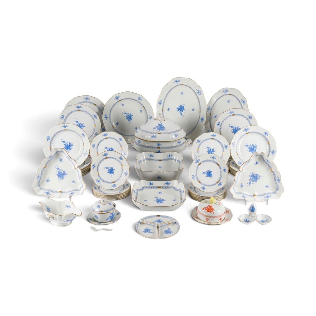 | 50-RESTSERVICE 'APPONYI BLUE': 50-RESTSERVICE 'APPONYI BLUE' Ungarn, Herend, 20. Jh. Porzellan, Camaieumalerei in Blaue, einmal Orange, Goldstaffage. D. 18,7-25 cm (Teller), L. 36,5-41,5 cm (Platte). Aufglasurblauer