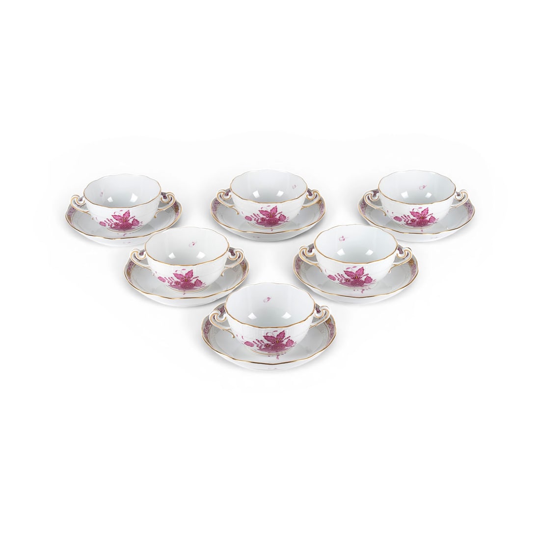 | SECHS SUPPENTASSEN 'APPONYI PURPUR': SECHS SUPPENTASSEN 'APPONYI PURPUR' Ungarn, Herend, 20. Jh. Porzellan, Camaieumalerei in Purpur, Goldstaffage. D. 10,7 cm (Suppentasse), D. 16,3 cm (Untertasse). Aufglasurblauer Manufakturstempel, par