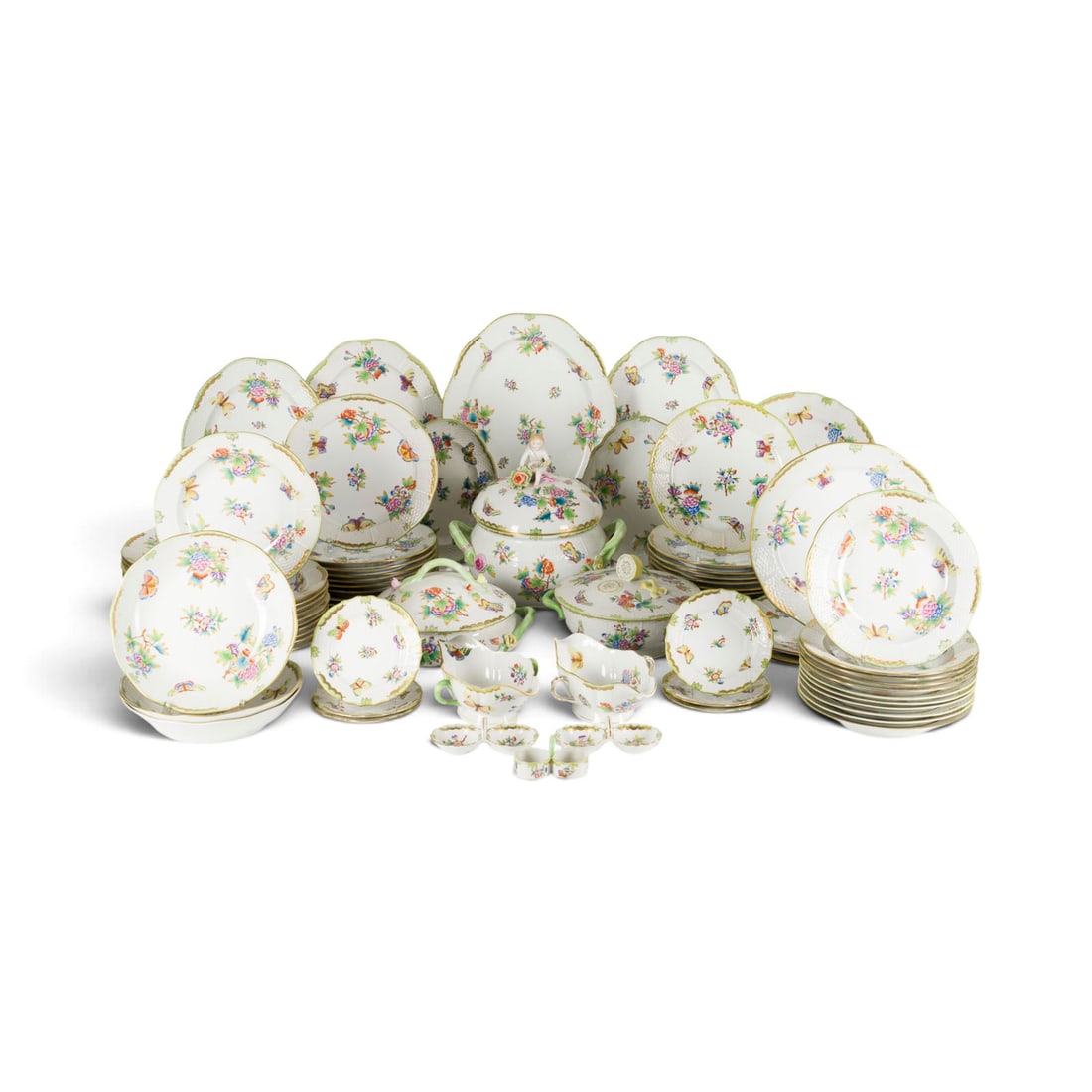 | 87-TEILIGES ESSSERVICE 'VICTORIA': 87-TEILIGES ESSSERVICE 'VICTORIA' Ungarn, Herend, 20. Jh. Porzellan, polychrome Malerei, Goldstaffage. L. 25,5-41 cm (ovl. Platten), D. 25-29 cm (Teller). Aufglasurblauer Manufakturstempel, part.