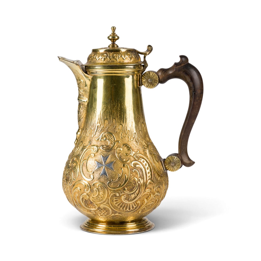 | MOKKAKANNE MIT MALTESERKREUZ UND WAPPEN DES ANTONIO MANOEL VILHENA: MOKKAKANNE MIT MALTESERKREUZ UND WAPPEN DES ANTONIO MANOEL VILHENA Malta, wohl 1623-36 Silber, vergoldet, Holz. H. 24 cm, Gew. ca. 0,70 kg. Auf der Unterseite Tremolierstrich, 'MB' (ligiert und